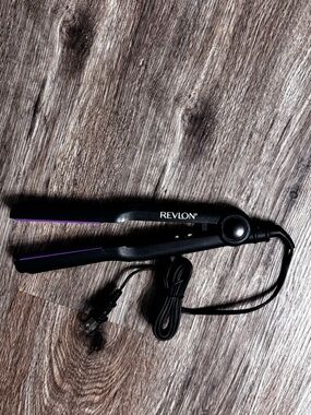 Revlon Flat Iron NWOB